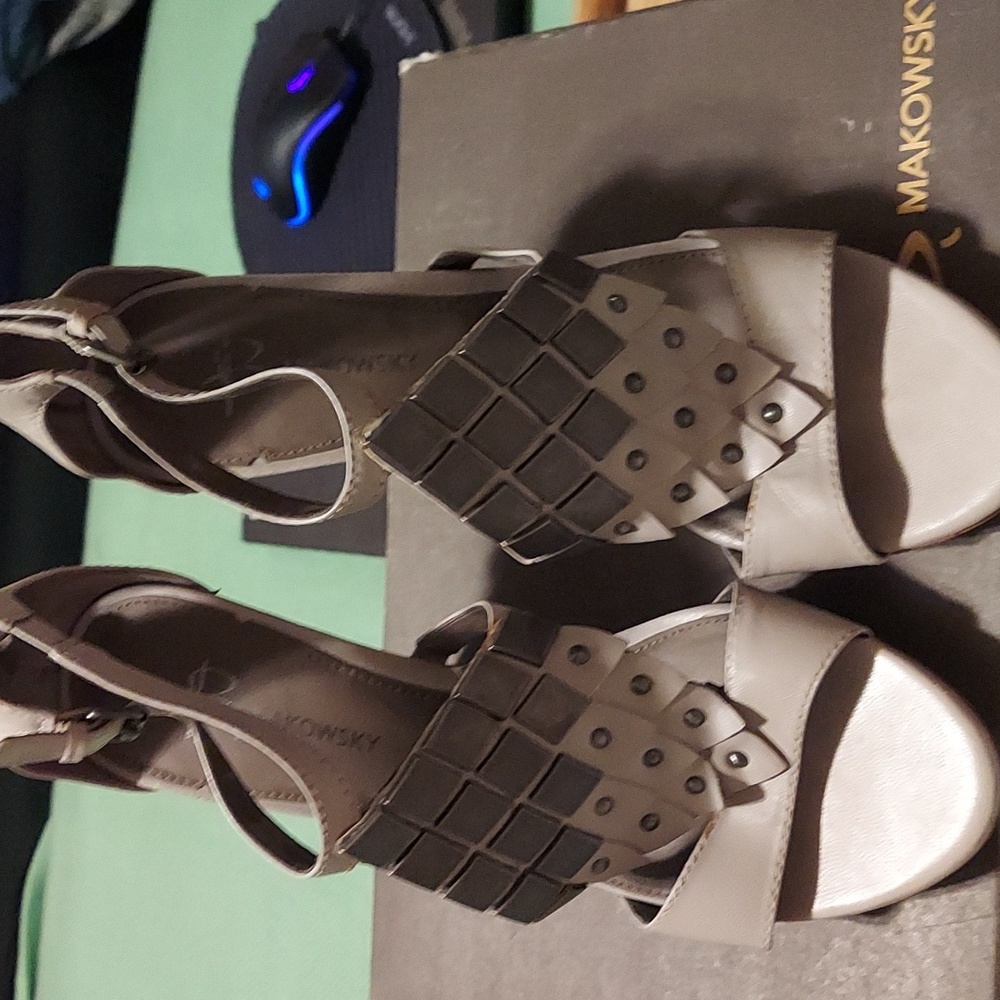B. Makowsky shoes